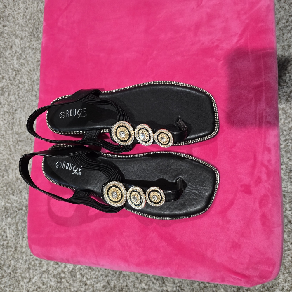 Rouge Helium Black Sandals with Elegant Design